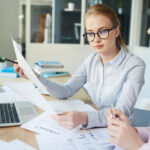 Jak dbać o ubrania damskie żeby nie traciły fasonu – skuteczne sposoby